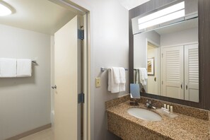 Combined shower/bathtub, hair dryer, towels