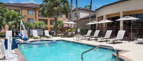 Piscine extérieure, parasols de plage, chaises longues