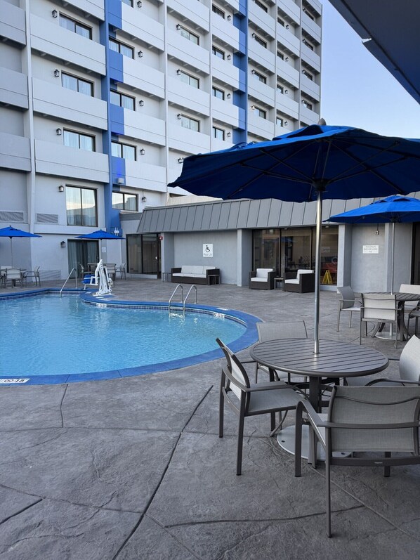 Seasonal outdoor pool - Holiday Inn Express Denver Central North by IHG (Denver)