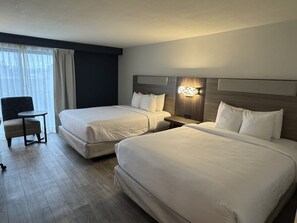 Luxe beddengoed, pillowtop-bedden, een bureau, een laptopwerkplek