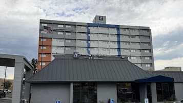 A Holiday Inn Express hotel with a modern design, including a parking lot with handicapped parking spaces.