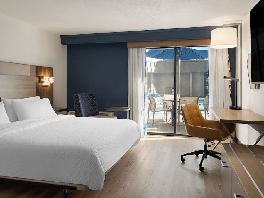 Quarto standard, 1 cama King, chuveiro com barras de apoio (Communications, Mobility) | Roupas de cama premium, camas com colchões pillow-top, escrivaninha