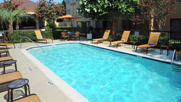 Hồ bơi ngoài trời