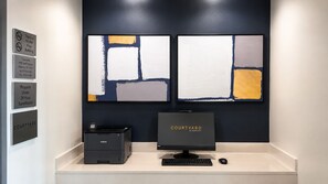 Ein Hotelrezeptionstresen mit Computer, Drucker und einem Schild, das darauf hinweist, dass es sich um ein Rauchverbot-Gebäude handelt.