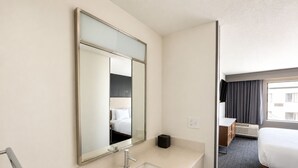 Unclassified image, 5 of 30, button - Courtyard by Marriott Houston Hobby Airport (Houston)