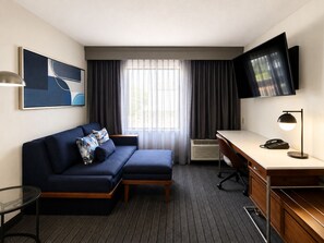 Suite, 1 Katil Raja (King) dengan Katil Sofa | Ruang tamu | TV skrin rata, filem berbayar 