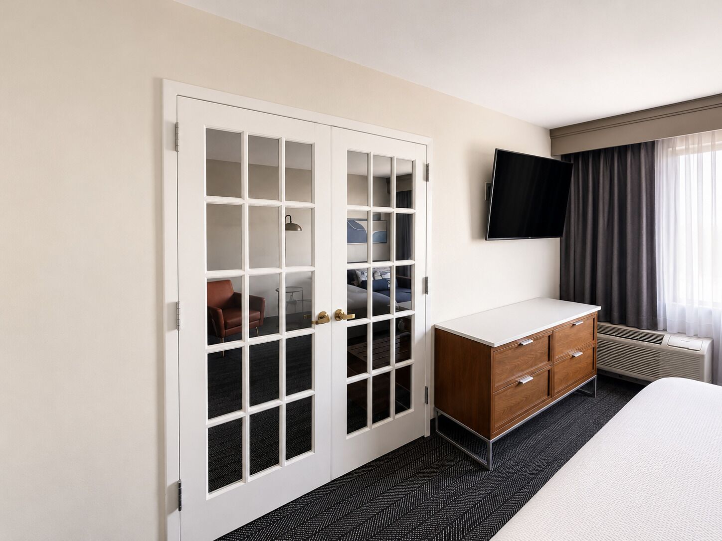 Suite, 1 kingsize-seng med sovesofa | Memory foam-senger, safe på rommet, skrivebord og strykejern/-brett