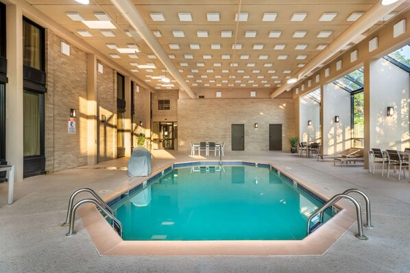 Piscina interna, funciona das 10h às 22h, espreguiçadeiras