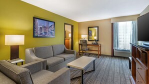Suite, 1 Katil Raja (King) dengan Katil Sofa, Non Smoking, Refrigerator & Microwave (with Sofabed) | Meja, ruang kerja komputer riba, kalis bunyi, seterika/papan seterika 