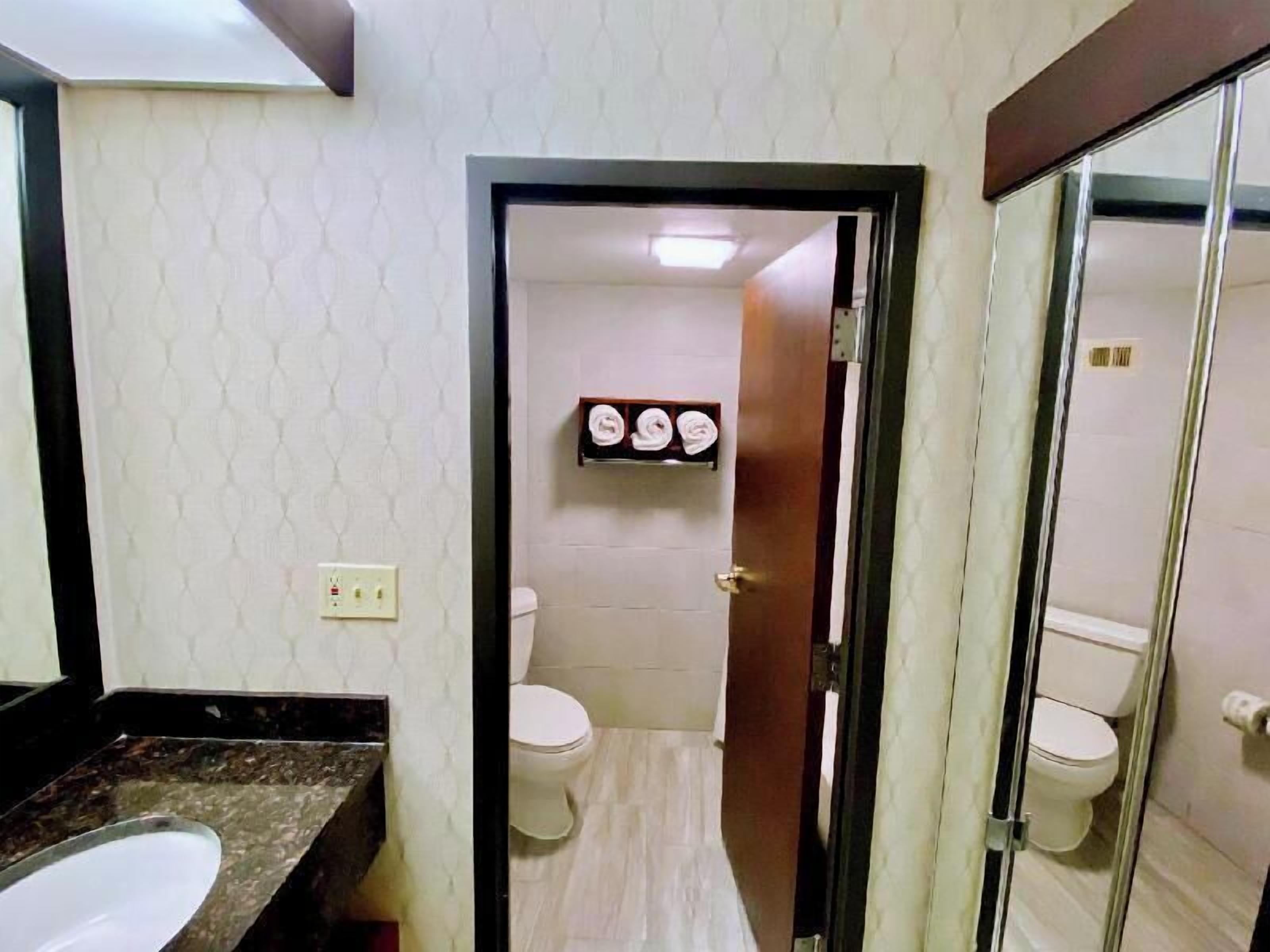 Combined shower/tub, hydromassage showerhead, free toiletries