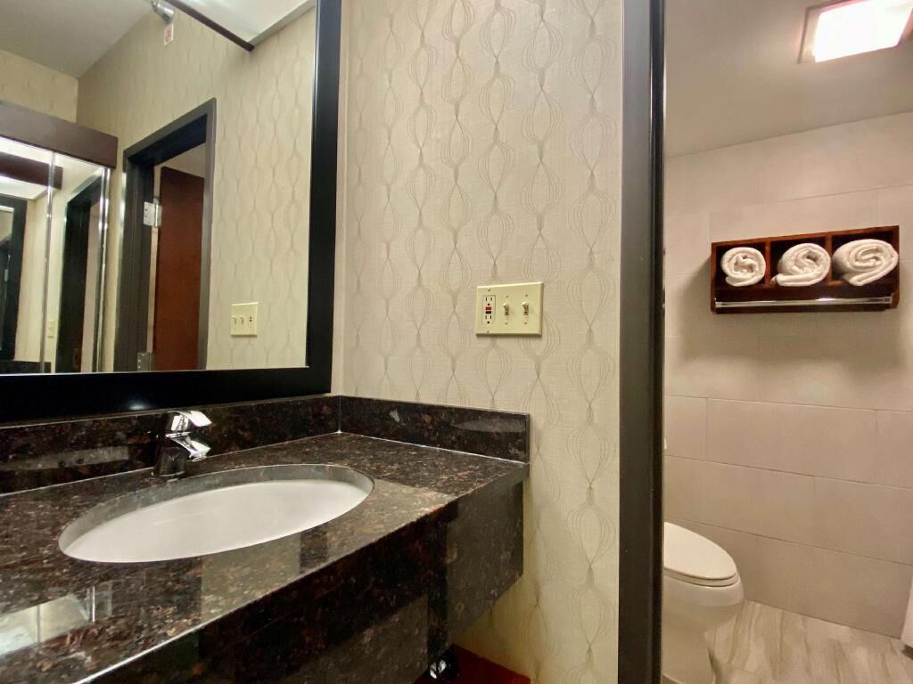 Combined shower/tub, hydromassage showerhead, free toiletries