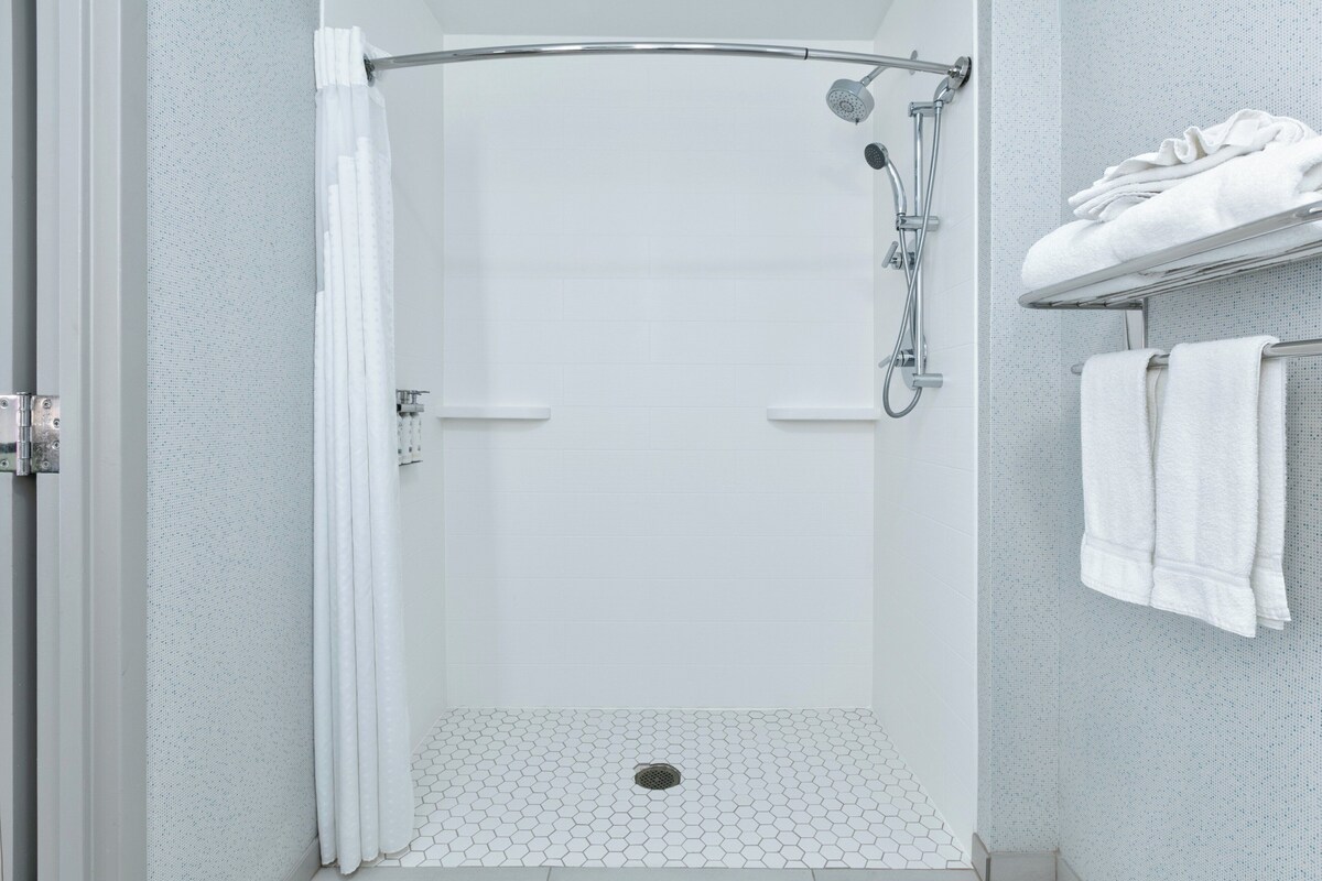 Phòng Suite, 1 giường cỡ king, buồng tắm phù hợp cho xe lăn (Mobility Accessible) | Két bảo mật tại phòng, bàn, khu vực làm việc phù hợp cho laptop 