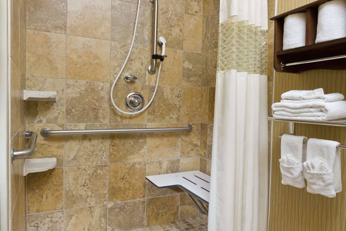 room, 1 king bed, accessible, non smoking | bathroom | combined shower/bathtub, free toiletries, hair dryer, towels