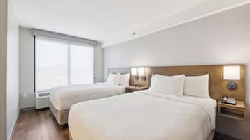 Cofres nos quartos, escrivaninha, cortinas blackout
