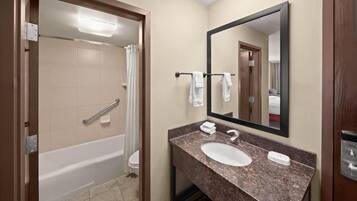 Combined shower/tub, free toiletries, hair dryer, towels