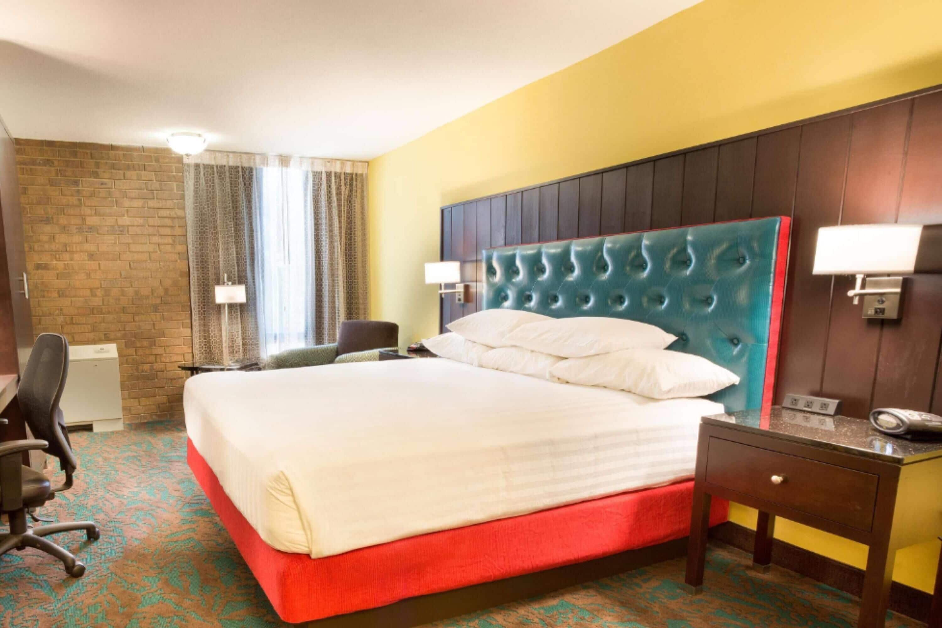 豪華客房, 1 張特大雙人床, 聽障無障礙空間, 非吸煙房 (Mobility, Tub w/ Grab Bars) | 特厚豪華床墊、書桌、手提電腦工作空間、遮光窗簾/窗簾