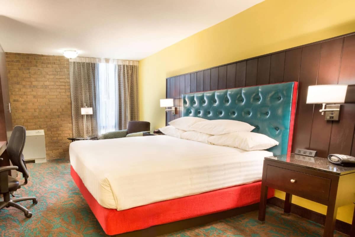 Colchones con pillow-top, escritorio y espacio para trabajar con laptop