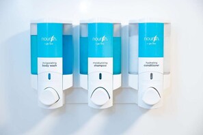 Ducha y bañera combinadas y artículos de higiene personal gratuitos