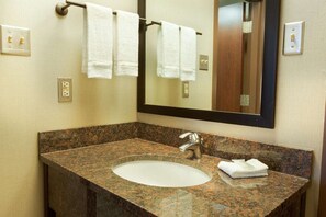Ducha y bañera combinadas y artículos de higiene personal gratuitos