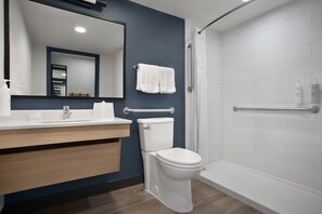Duschwanne, kostenlose Toilettenartikel, Haartrockner, Handtücher