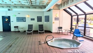 Una piscina techada, una piscina al aire libre de temporada