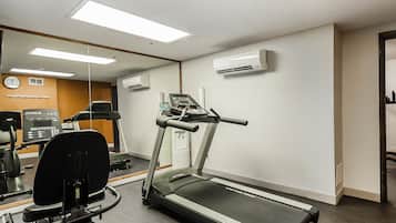 Ein Fitnessstudio mit Laufband, Ergometer und Kraftmaschine.