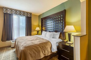 Skrivbord, arbetsyta för laptop och mörkläggningsgardiner