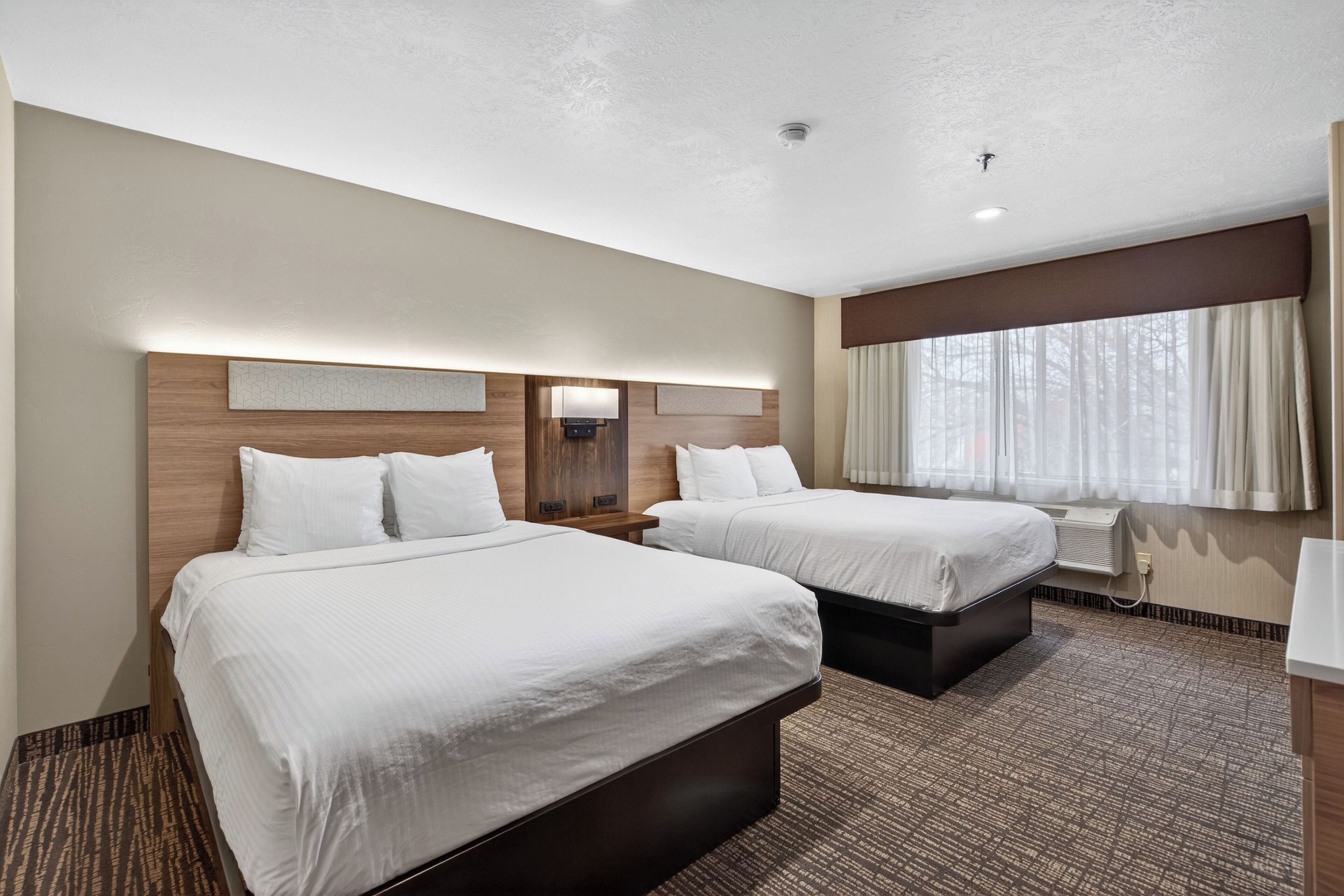 Habitación familiar, varias camas, no fumadores, frigorífico y microondas | Colchones con acolchado adicional, caja fuerte, escritorio