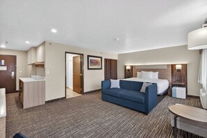 Executive Room, 1 King Bed, Non Smoking, Refrigerator | Pillowtop beds, in-room safe, desk, iron/ironing board