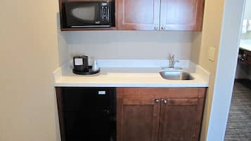 Tilam berlapik, peti besi dalam bilik, meja, seterika/papan seterika