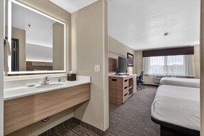 Habitación estándar, 2 camas de matrimonio, no fumadores, frigorífico | Baño | Artículos de higiene personal gratuitos, secador de pelo y toallas