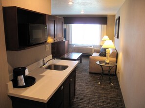 Executive Room, 1 King Bed, Non Smoking, Refrigerator & Microwave (with Sofabed) | Pillowtop beds, in-room safe, desk, iron/ironing board