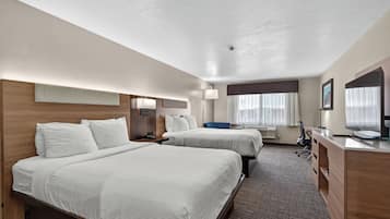 Chambre Standard, 2 grands lits, non-fumeurs, réfrigérateur (Larger Room) | Surmatelas, coffres-forts dans les chambres, bureau