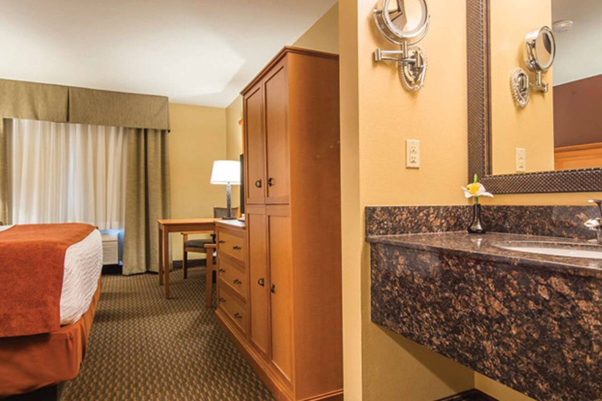 1 bedroom, desk, iron/ironing board, free cots/infant beds