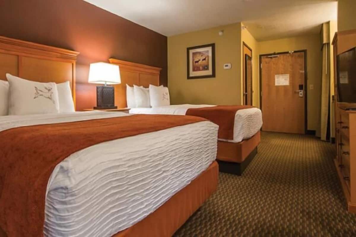 Bureau, fer et planche à repasser, lit de bébé (gratuit)