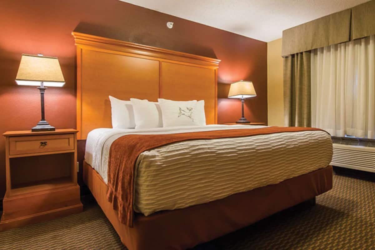 Bureau, fer et planche à repasser, lit de bébé (gratuit)