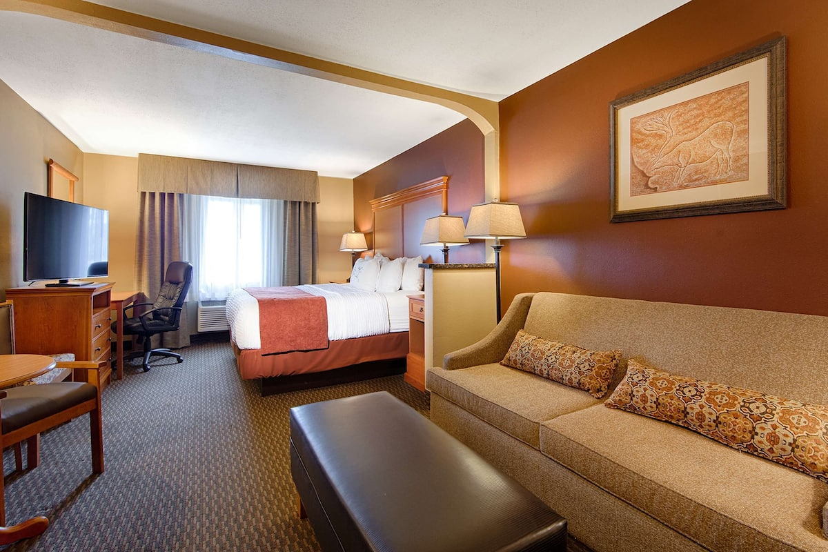 Suite, 1 King Bed, Non Smoking, Kitchenette (with Sofabed) | Desk, iron/ironing board, free cots/infant beds, free WiFi