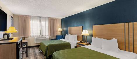 Kamar Standar, 2 Tempat Tidur Queen, Bebas Asap Rokok | Meja kerja, ruang kerja ramah laptop, dan tirai kedap cahaya