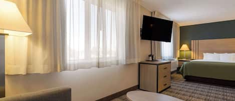 Escritorio, espacio para trabajar con laptop y cortinas blackout