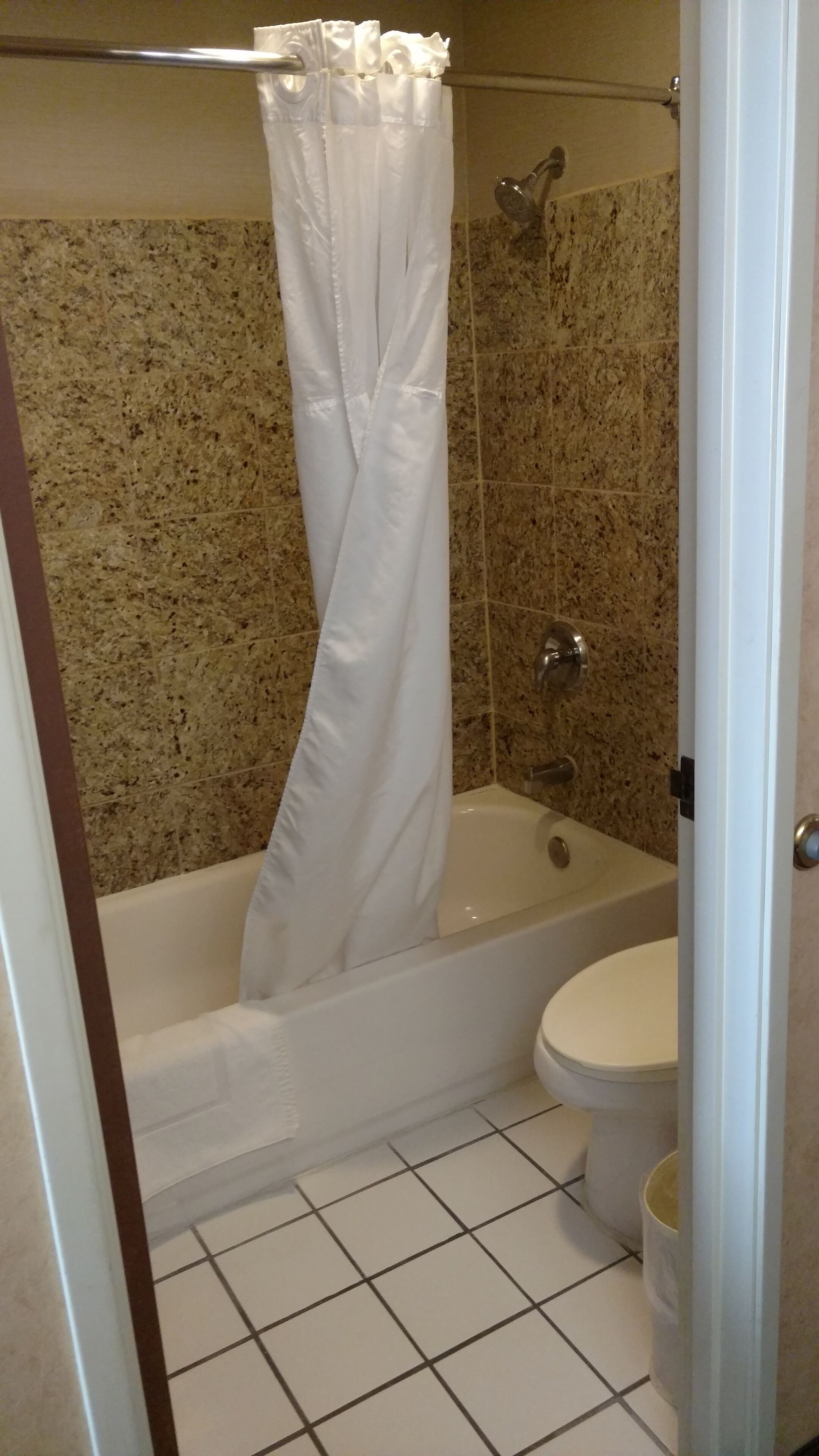 Un baño con bañera, inodoro y ducha.