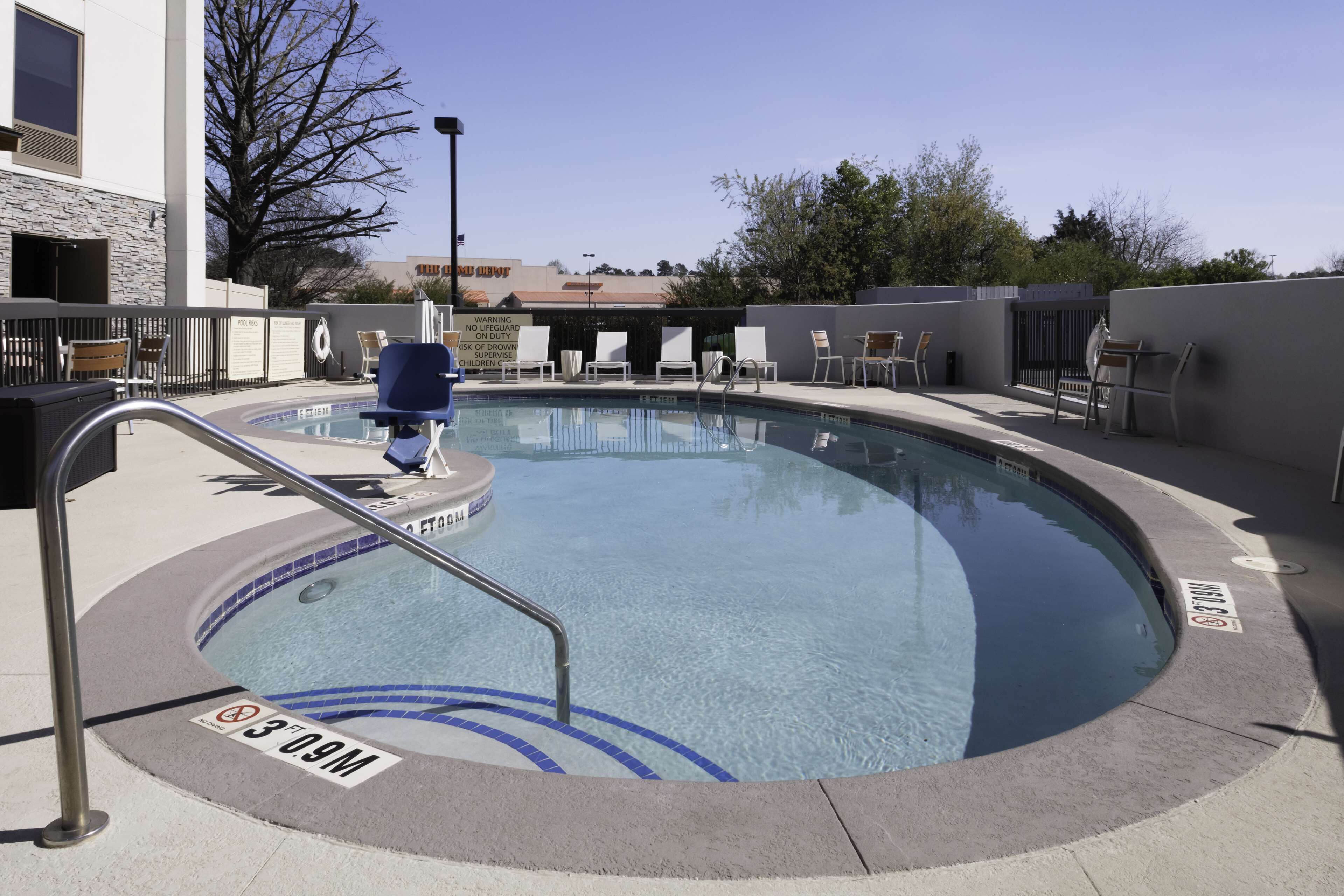 outdoor pool, open 7:00 am to 10:00 pm, pool loungers