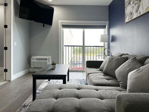 Familien-Suite, Whirlpool | Wohnbereich | LED-Fernseher