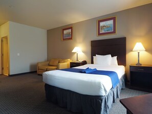 Queen Room | Desk, iron/ironing board, free WiFi, bed sheets - BayVue Hotel, Resort and Suites (Ocean Shores)