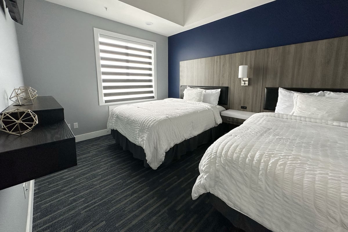 Family Suite with Jacuzzi | 1 bedroom, desk, iron/ironing board, free WiFi