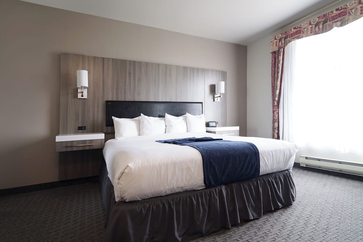 Deluxe Suite with Ocean View | Skrivebord, strykejern/-brett, wi-fi (inkludert) og sengetøy