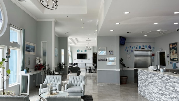 A spacious living area with a modern kitchen and dining space. - BayVue Hotel, Resort and Suites (Ocean Shores)