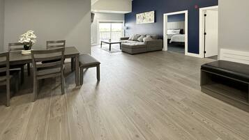 Family Suite with Jacuzzi | Living area | LED TV