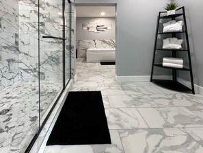 Family Suite with Jacuzzi | Bathroom | Hair dryer, towels