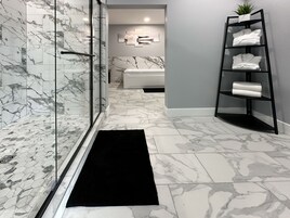 Family Suite with Jacuzzi | Bathroom | Hair dryer, towels
