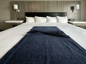 Deluxe Suite with Ocean View | Escritorio, tabla de planchar con plancha, wifi gratis y ropa de cama 